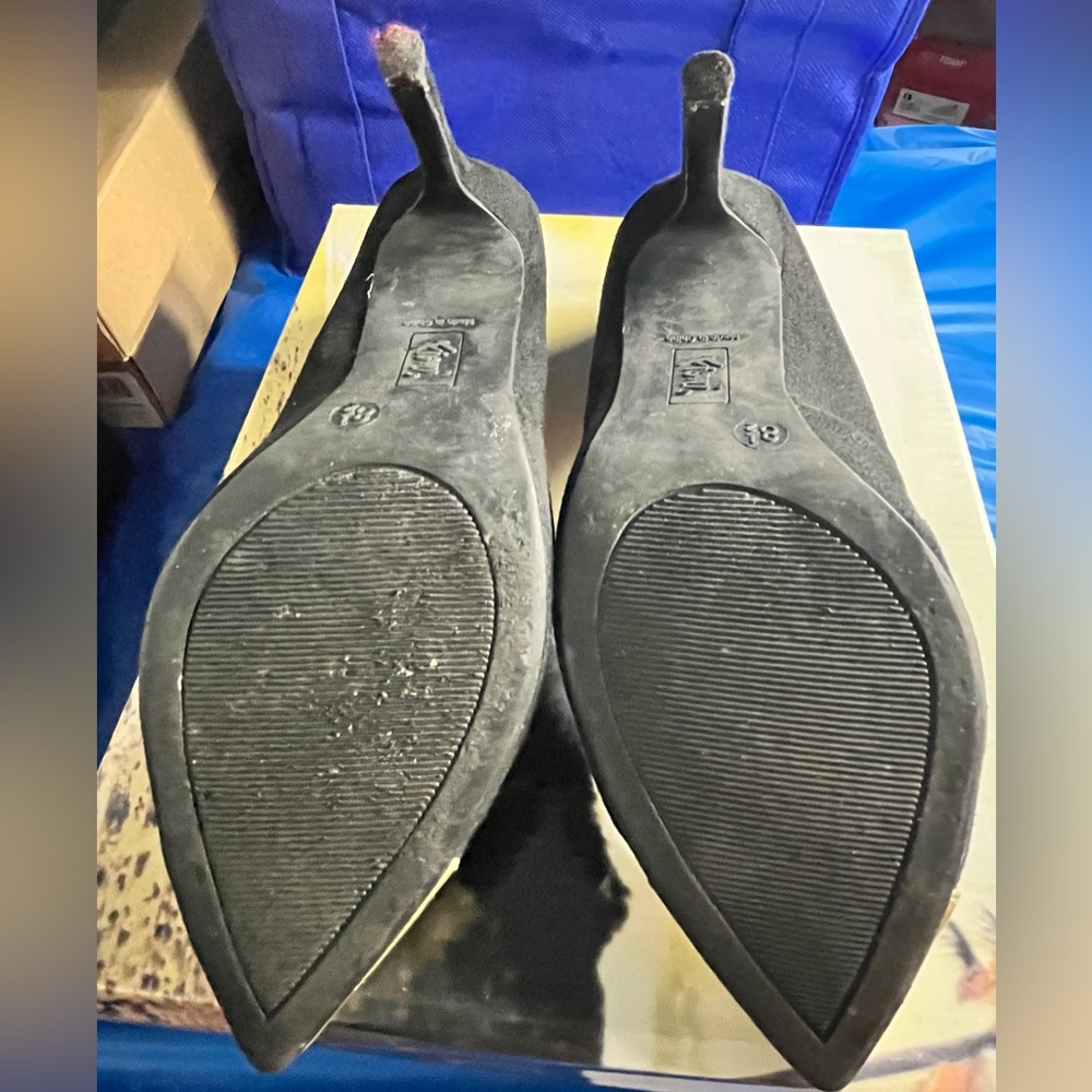 Black and gold tip pumps